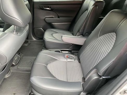 Used 2022 Toyota Highlander XSE image 16