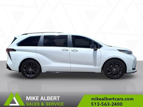 Used 2023 Toyota Sienna XSE FWD image 8