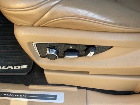 Used 2019 Cadillac Escalade ESV Platinum AWD/4WD image 9