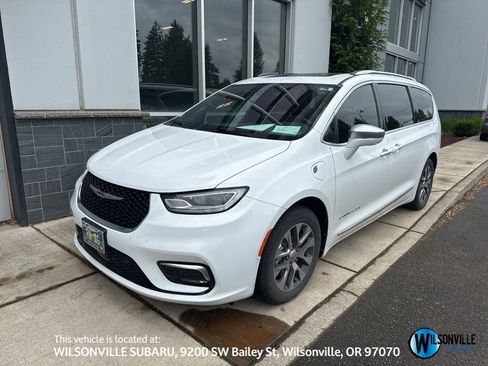 Used 2022 Chrysler Pacifica Pinnacle FWD image 1