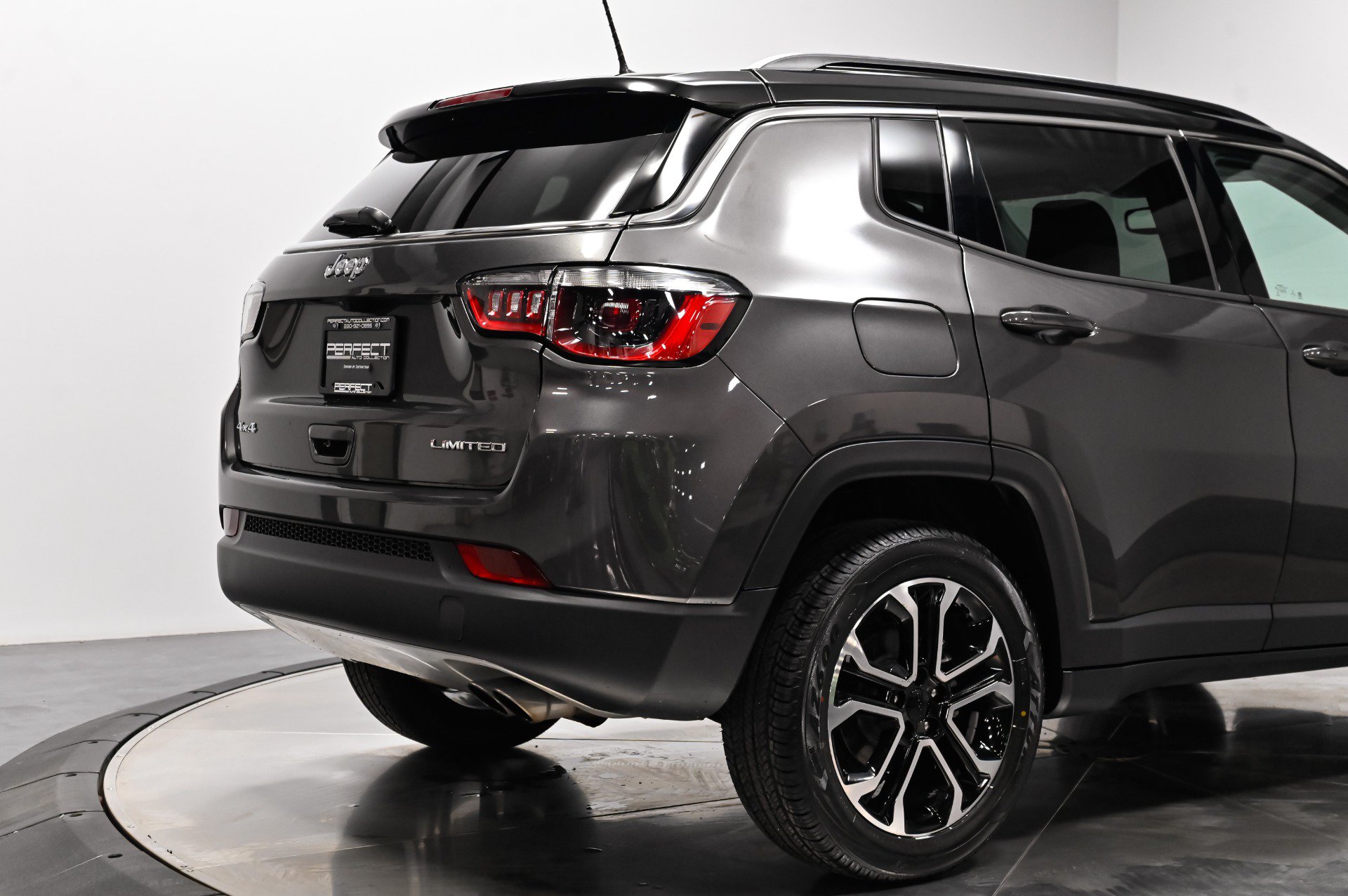 Used 2022 Jeep Compass Limited AWD/4WD image 26
