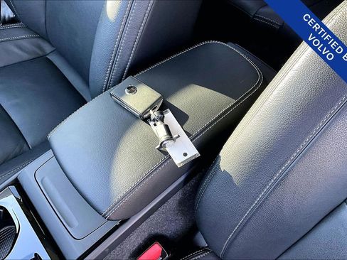 Used 2024 Volvo XC40 B5 Plus image 13