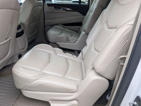 Used 2018 Cadillac Escalade ESV Luxury image 13