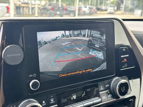 Used 2024 Toyota Highlander XLE FWD image 43