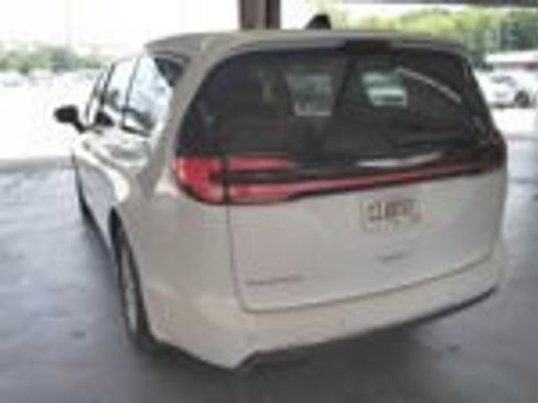 Used 2024 Chrysler Pacifica Touring-L FWD image 5