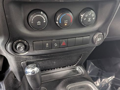 Used 2012 Jeep Wrangler Unlimited Sport AWD/4WD image 21