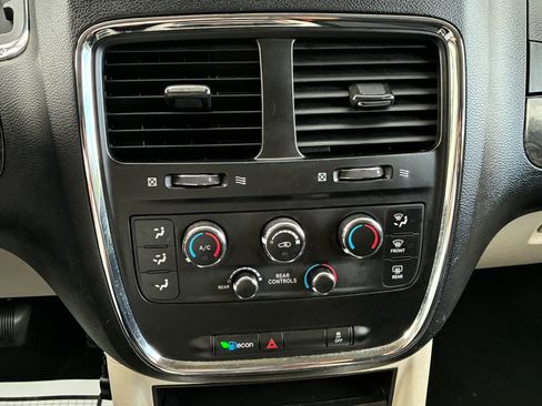 Used 2014 Dodge Grand Caravan SXT FWD image 23