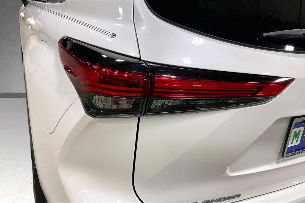 Used 2020 Toyota Highlander XLE AWD/4WD image 24