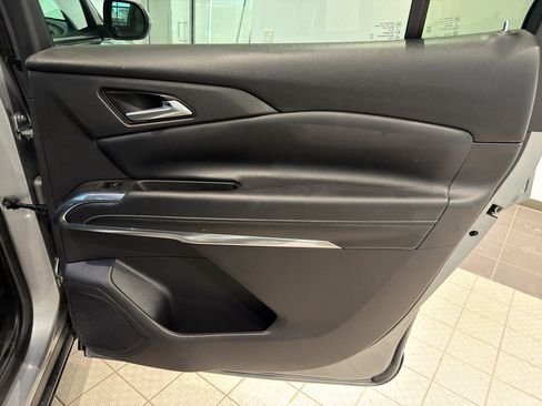 Used 2025 Chevrolet Traverse LT FWD image 24