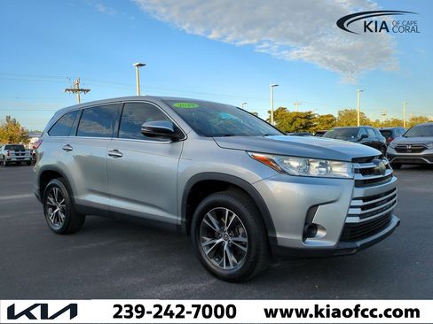 Used 2019 Toyota Highlander LE image 2