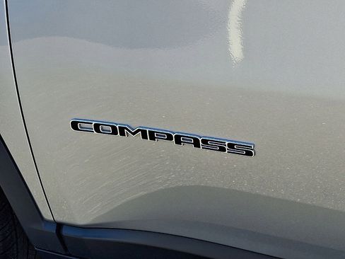 Used 2023 Jeep Compass Latitude AWD/4WD image 19