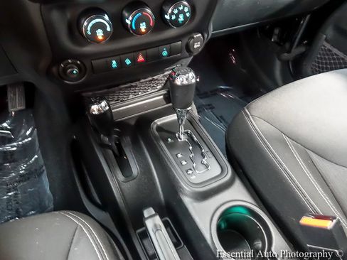 Used 2016 Jeep Wrangler Unlimited Sahara w/ Connectivity Group AWD/4WD image 16