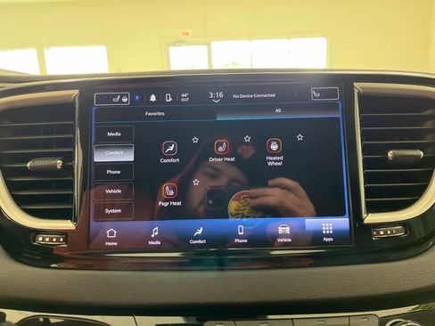 Used 2024 Chrysler Pacifica Touring-L FWD image 40