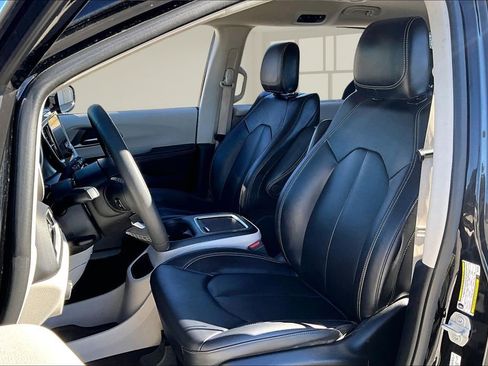 Used 2024 Chrysler Pacifica Touring-L image 21