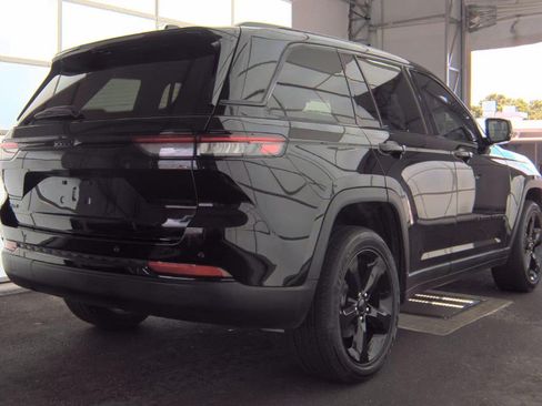 Used 2024 Jeep Grand Cherokee Altitude AWD/4WD image 4