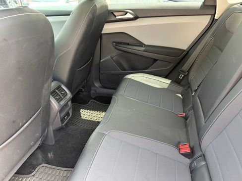 Used 2023 Volkswagen Taos SE w/ Panoramic Sunroof Package FWD image 26