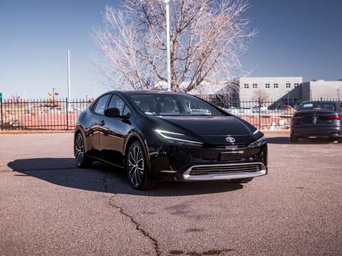 Used 2024 Toyota Prius XLE image 1