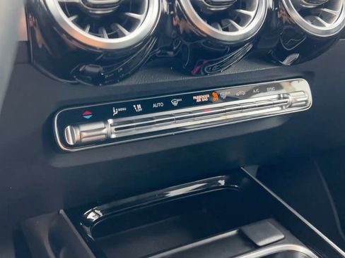 Used 2022 Mercedes-Benz GLB 250 image 28