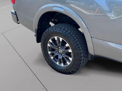 Used 2019 Nissan Titan PRO-4X w/ Pro-4x Convenience Package AWD/4WD image 34
