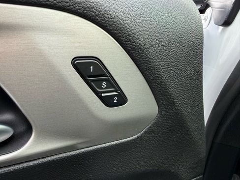 Used 2024 Chrysler Pacifica Limited w/ S Appearance Package image 14