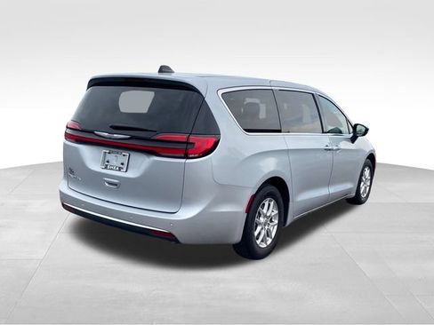 Used 2024 Chrysler Pacifica Touring-L FWD image 3