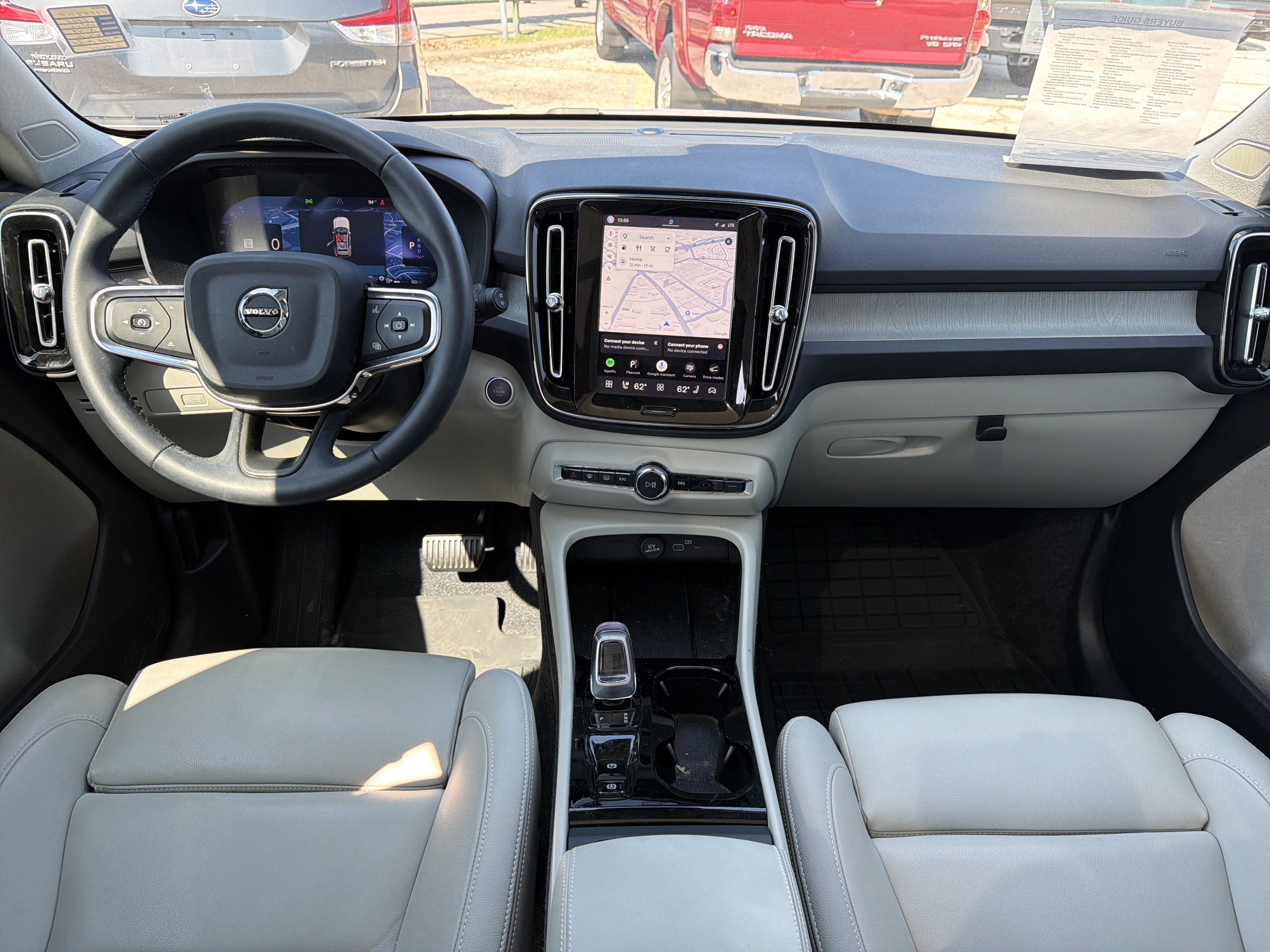 Used 2025 Volvo XC40 B5 Plus AWD/4WD image 9