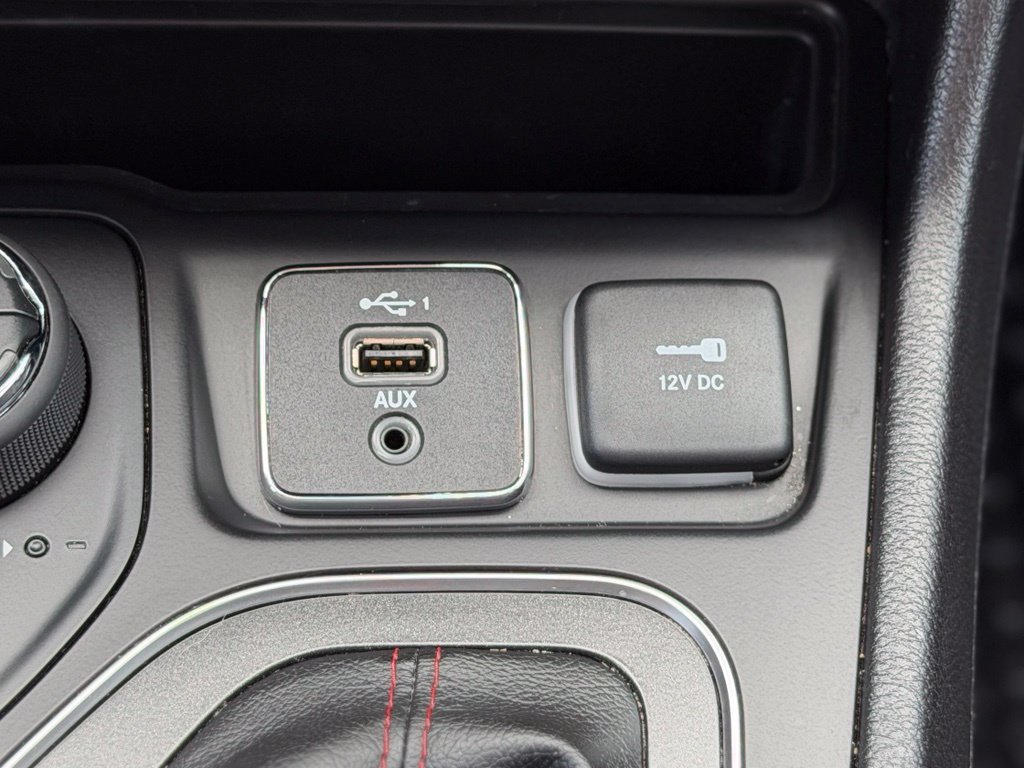 Used 2020 Jeep Cherokee Trailhawk AWD/4WD image 14