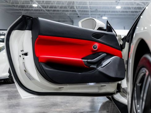 Used 2020 Ferrari Portofino RWD image 31