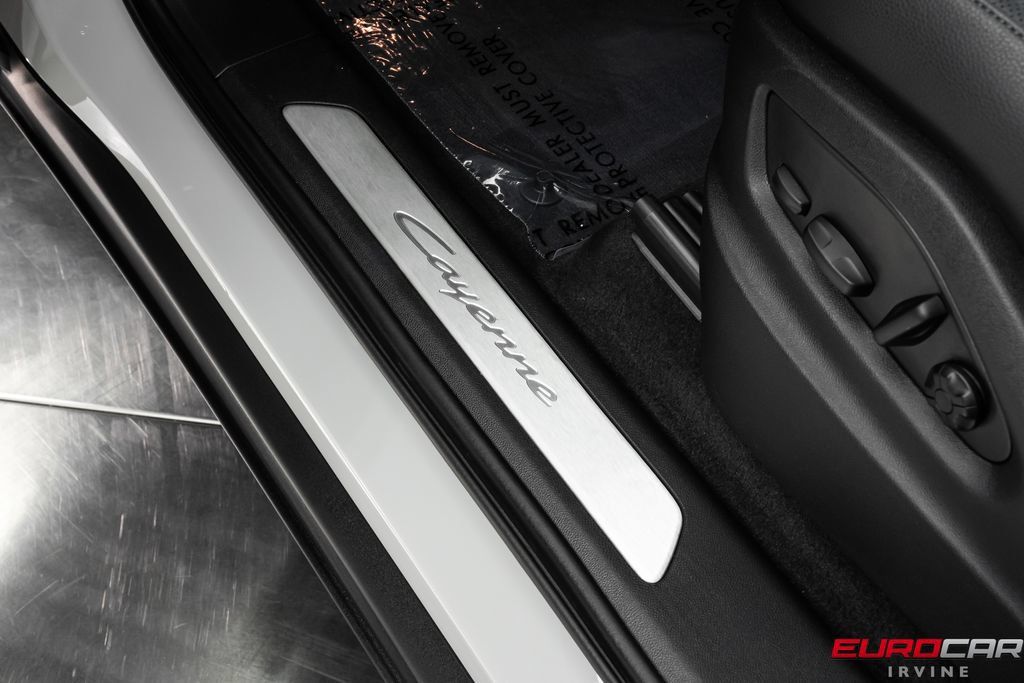 Used 2025 Porsche Cayenne AWD/4WD image 44
