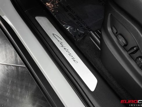 Used 2025 Porsche Cayenne AWD/4WD image 44