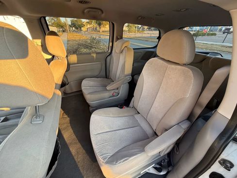 Used 2012 Kia Sedona LX w/ PWR Pkg image 11