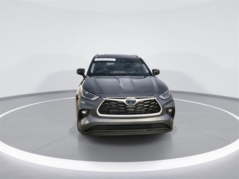 Used 2024 Toyota Highlander XLE image 3