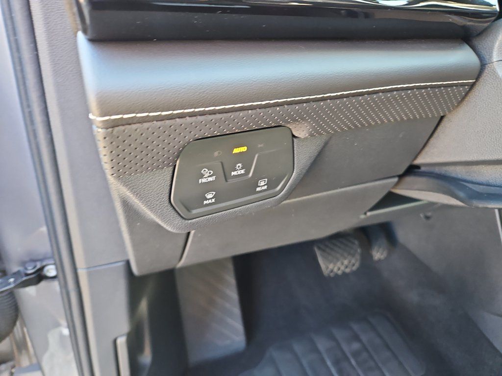 Used 2025 Volkswagen Atlas SE AWD/4WD image 24