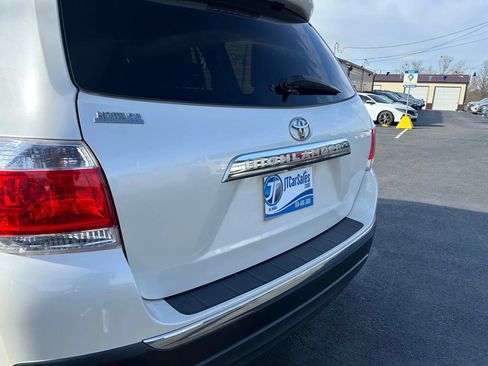 Used 2011 Toyota Highlander 2WD w/ Tech Pkg image 14