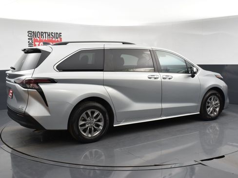 Used 2024 Toyota Sienna XLE image 4