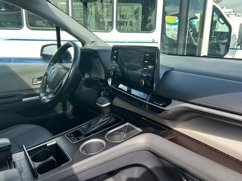 Used 2021 Toyota Sienna XLE image 25