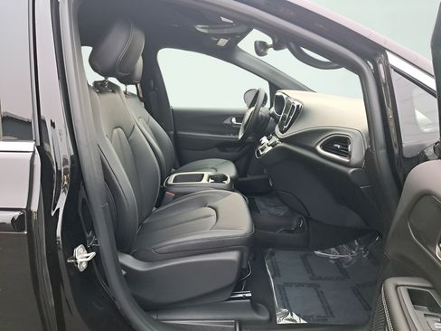 New 2026 Chrysler Pacifica Select FWD image 17