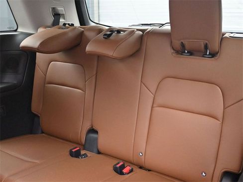 Used 2025 Nissan Pathfinder Platinum image 9