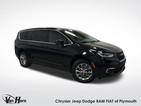 New 2026 Chrysler Pacifica Select image 1