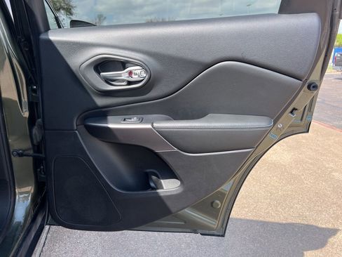 Used 2019 Jeep Cherokee Latitude w/ Popular Appearance Group image 13