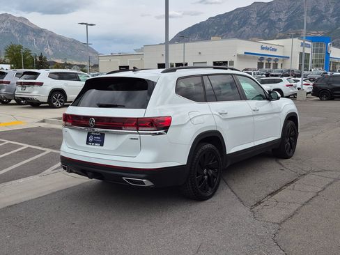 Used 2024 Volkswagen Atlas SE w/ Panoramic Sunroof Package AWD/4WD image 3
