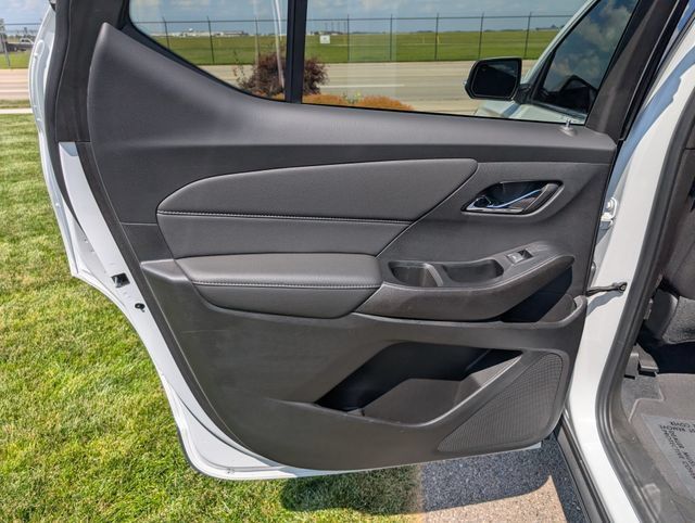 Used 2023 Chevrolet Traverse LT FWD image 19