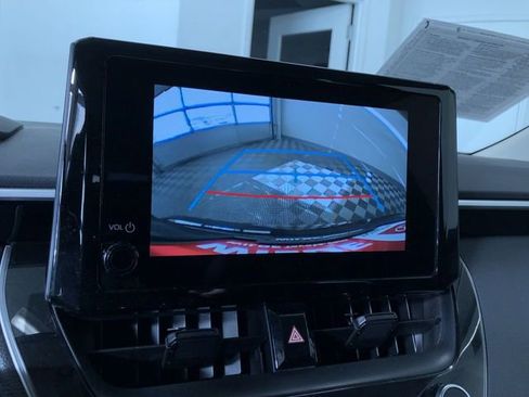 Used 2025 Toyota Corolla LE image 28