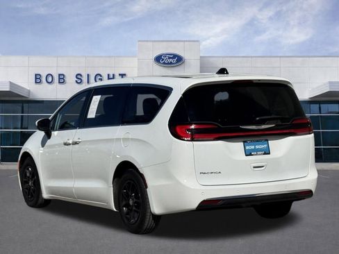 Used 2023 Chrysler Pacifica Touring-L image 10