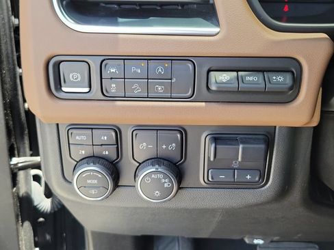Used 2024 Chevrolet Suburban High Country AWD/4WD image 19