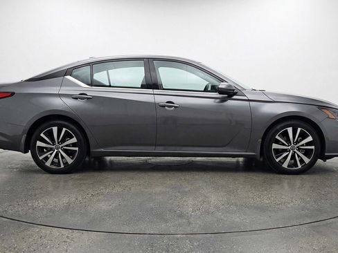 Used 2025 Nissan Altima 2.5 SV FWD image 11