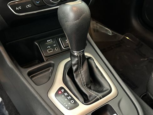 Used 2016 Jeep Cherokee Latitude w/ Comfort/Convenience Group image 24