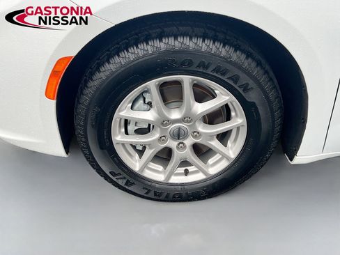 Used 2024 Chrysler Pacifica Touring image 40