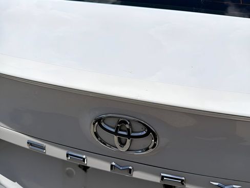 Used 2019 Toyota Camry SE FWD image 9