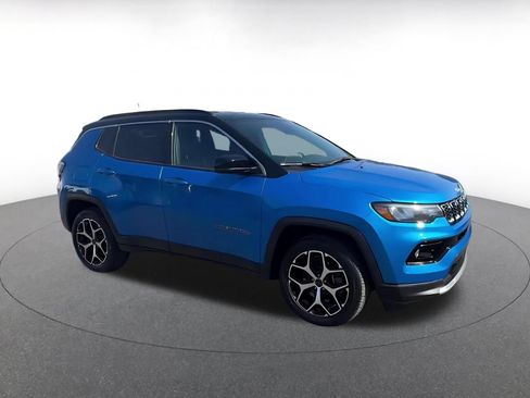 Used 2025 Jeep Compass Limited AWD/4WD image 2